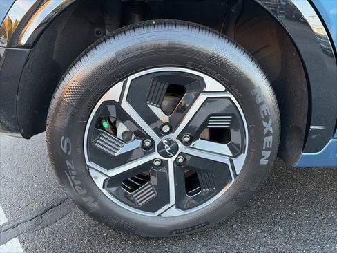 Used 2023 Kia Niro SX image 10