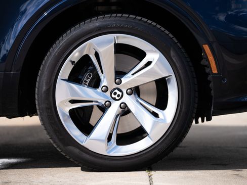 Used 2024 Bentley Bentayga image 37