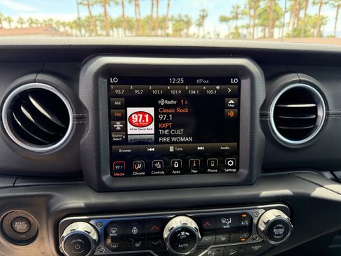 Used 2020 Jeep Wrangler Unlimited Sahara AWD/4WD image 10