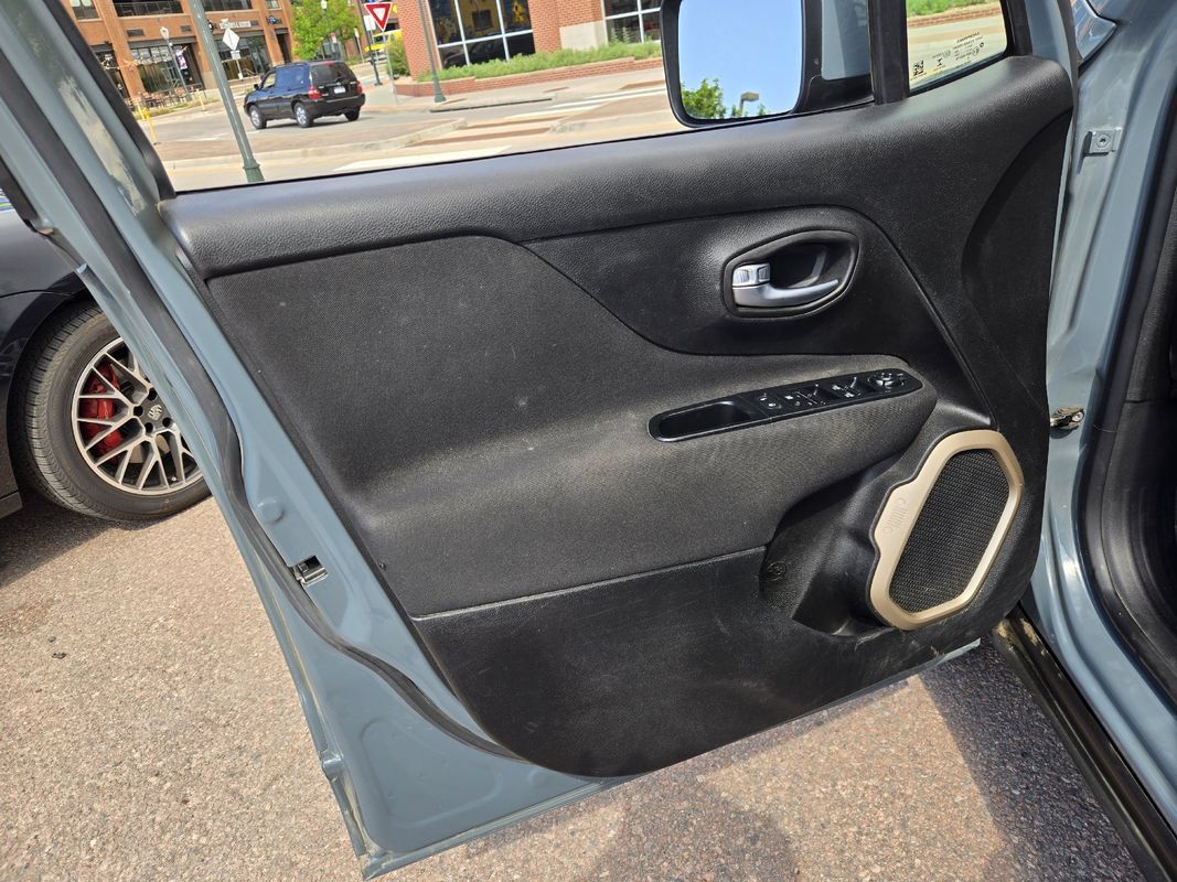 Used 2017 Jeep Renegade Latitude w/ Cold Weather Group AWD/4WD image 15