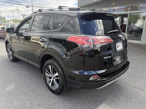 Used 2017 Toyota RAV4 XLE AWD/4WD image 5