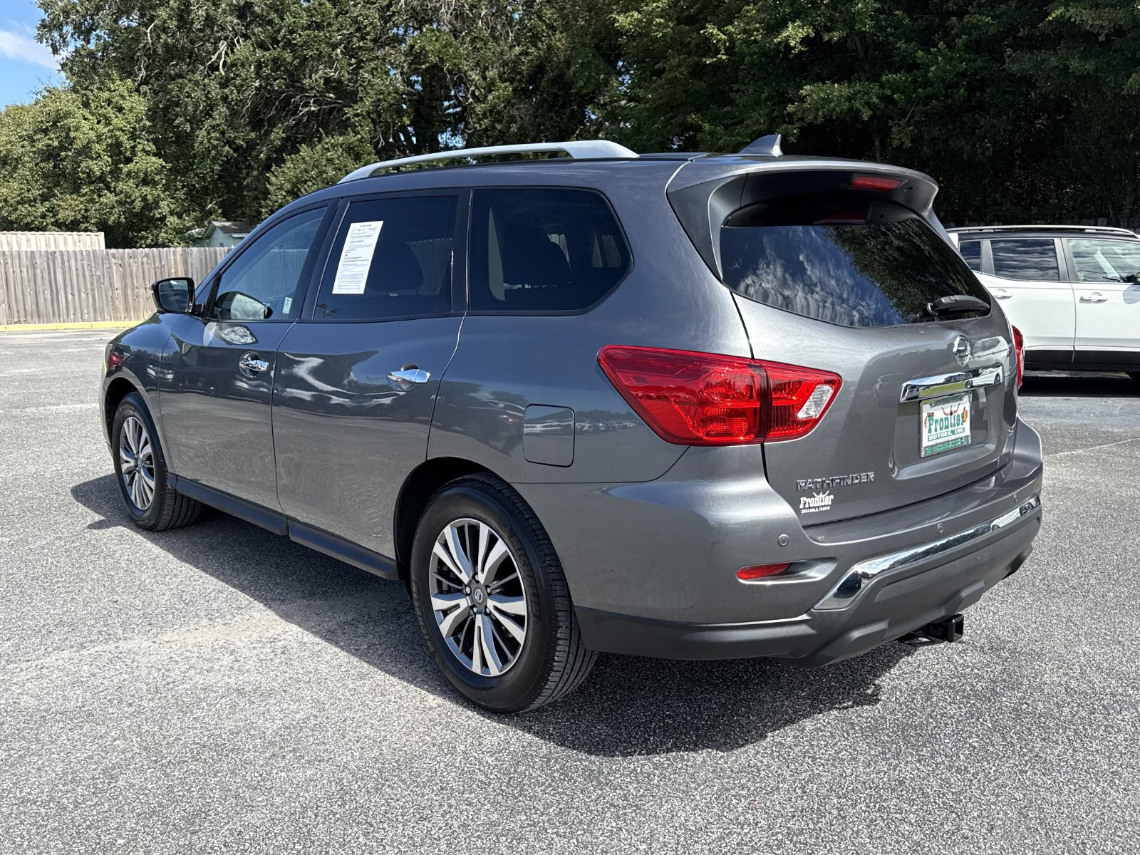 Used 2019 Nissan Pathfinder SL FWD image 3