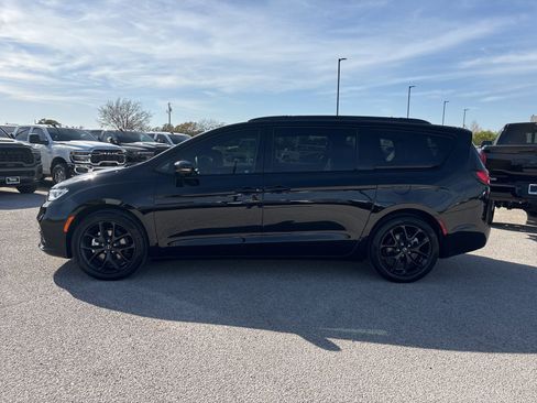 New 2026 Chrysler Pacifica Select w/ S Appearance Package image 2