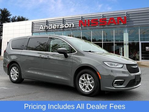 Used 2023 Chrysler Pacifica Touring-L FWD image 1