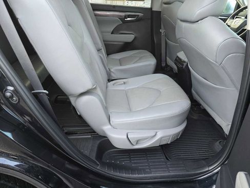 Used 2024 Toyota Highlander Platinum image 16