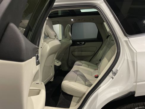 Used 2021 Volvo XC60 T5 Momentum w/ Premium Package image 36