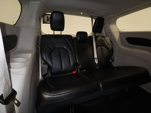 Used 2024 Chrysler Pacifica Touring-L image 23