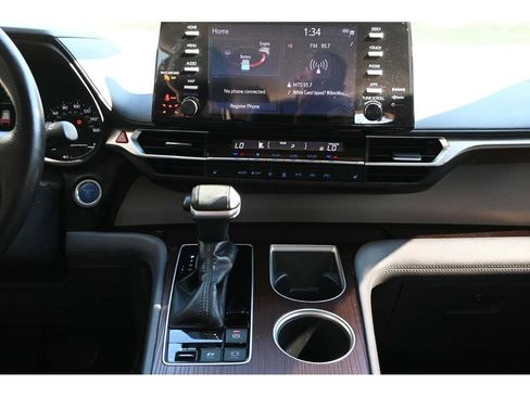 Used 2022 Toyota Sienna XLE image 24