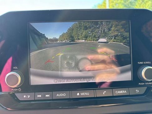 Used 2024 Nissan Pathfinder S image 23