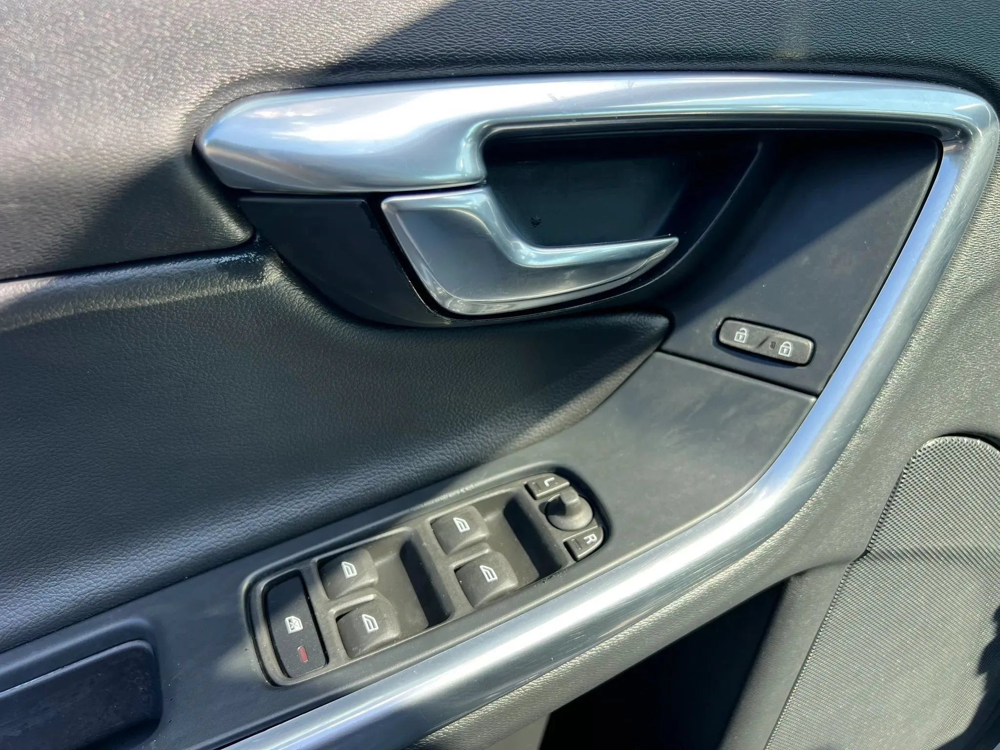 Used 2016 Volvo V60 T5 Premier w/ Convenience Package FWD image 28