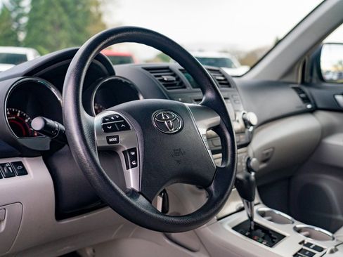 Used 2013 Toyota Highlander SE image 12