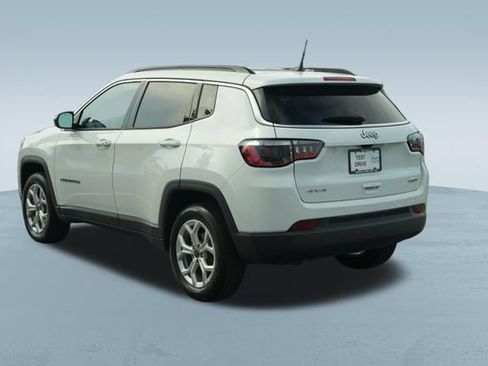 Used 2025 Jeep Compass Latitude AWD/4WD image 6