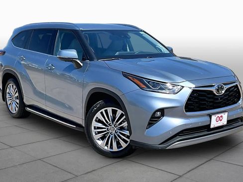 Used 2024 Toyota Highlander Platinum FWD image 3