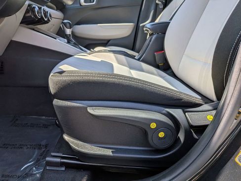 Used 2025 Hyundai Venue SEL image 16