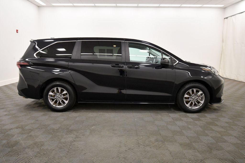 Used 2025 Toyota Sienna LE FWD image 9