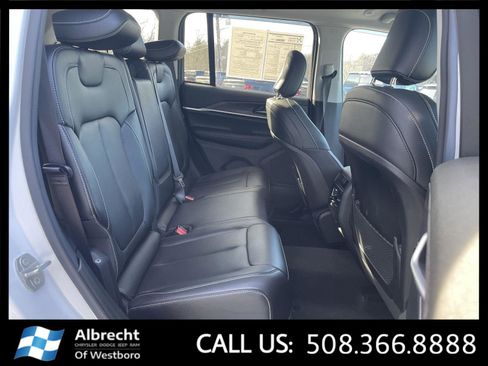 Used 2024 Jeep Grand Cherokee Limited image 17