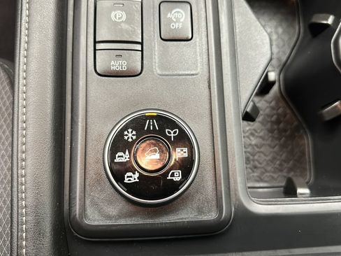 Used 2024 Nissan Pathfinder S AWD/4WD image 21