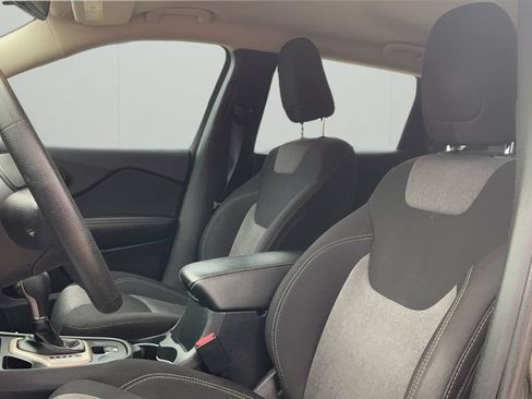 Used 2016 Jeep Cherokee Sport FWD image 14