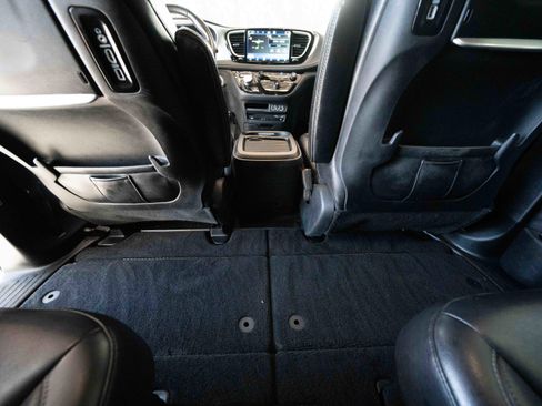 Used 2021 Chrysler Pacifica Touring-L w/ Uconnect Theater Family Group image 22