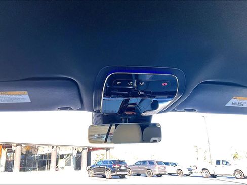 Used 2025 Mercedes-Benz GLC 300 4MATIC image 36