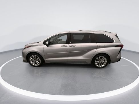 Used 2023 Toyota Sienna Platinum FWD image 5