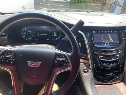 Used 2019 Cadillac Escalade Luxury AWD/4WD image 13