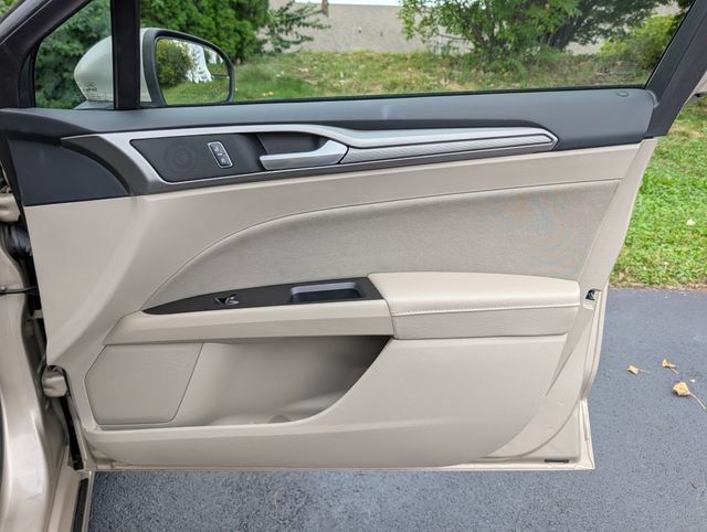 Used 2017 Ford Fusion SE FWD image 34