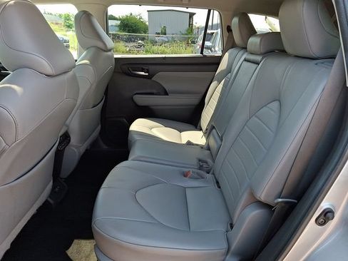 Used 2021 Toyota Highlander XLE AWD/4WD image 10