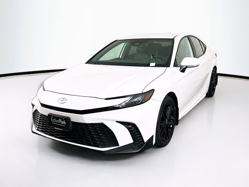 Used 2025 Toyota Camry SE image 3