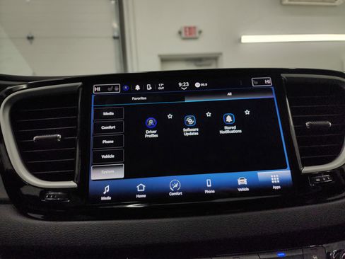 Used 2024 Chrysler Pacifica Touring-L image 54