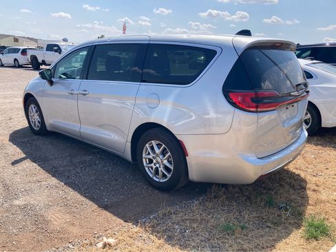 Used 2024 Chrysler Pacifica Touring-L FWD image 5