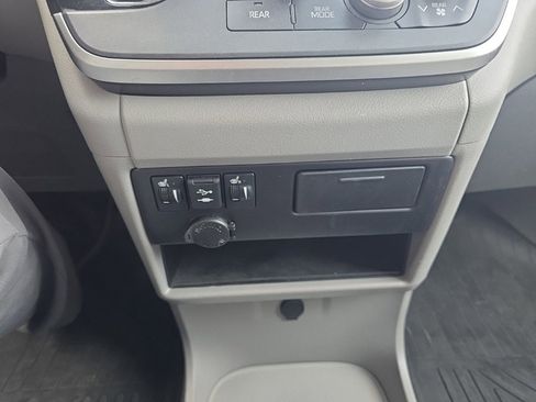 Used 2020 Toyota Sienna XLE image 26