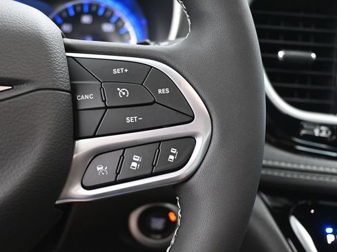 New 2027 Chrysler Pacifica Select FWD image 28