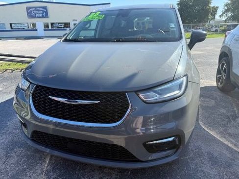 Used 2023 Chrysler Pacifica Touring-L FWD image 2