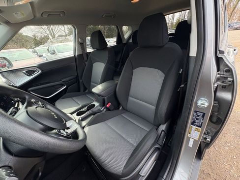 Used 2025 Kia Soul LX w/ LX Technology Package image 33