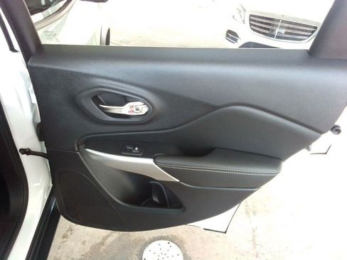 Used 2022 Jeep Cherokee Latitude w/ Sun & Sound Group image 22