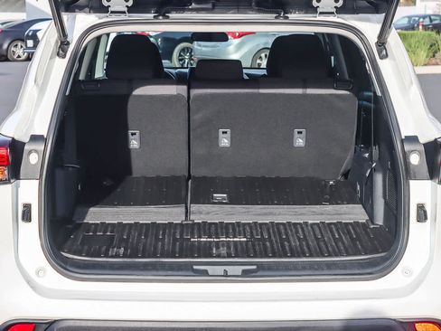 Used 2020 Toyota Highlander LE image 25