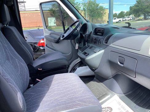Used 2003 Dodge Sprinter 2500 RWD image 33