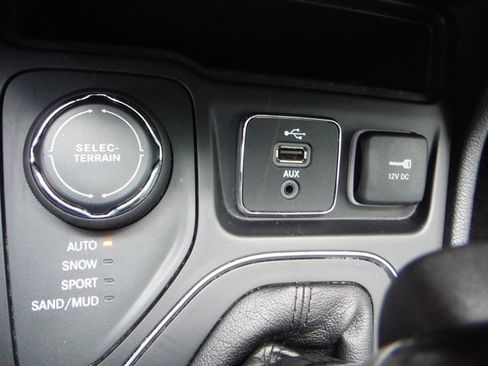 Used 2019 Jeep Cherokee Latitude Plus w/ Cold Weather Group AWD/4WD image 21
