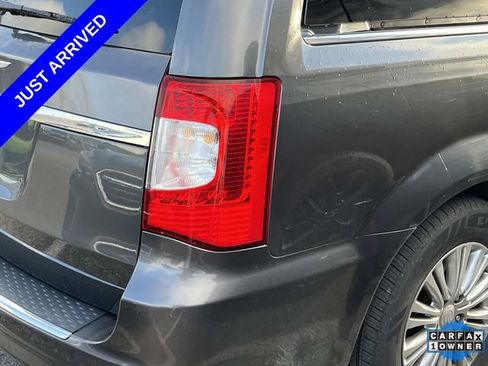 Used 2016 Chrysler Town & Country Touring-L FWD image 11