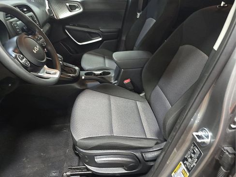 Used 2025 Kia Soul LX w/ LX Technology Package FWD image 9