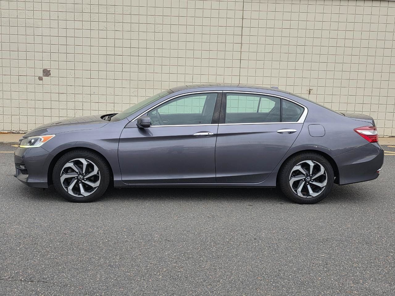 Used 2017 Honda Accord EX image 4