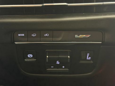 Used 2025 Cadillac Escalade ESV V AWD/4WD image 30