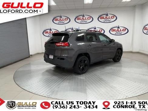 Used 2018 Jeep Cherokee Latitude w/ Altitude Package FWD image 8