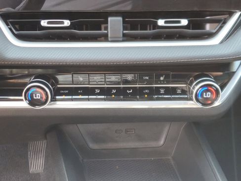 Used 2025 Chevrolet Equinox LT w/ Convenience Package II image 24