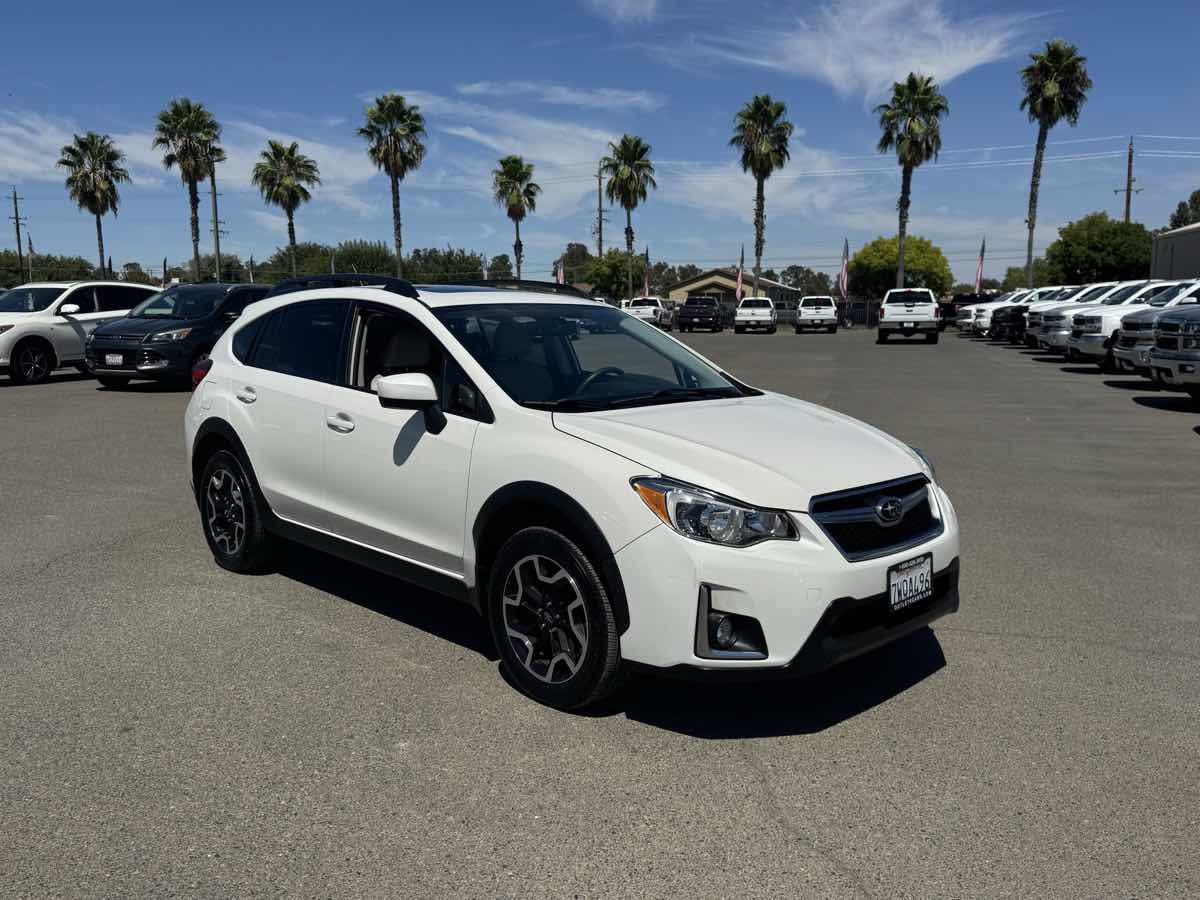 Used 2017 Subaru Crosstrek 2.0i Premium w/ Moonroof Package AWD/4WD image 2