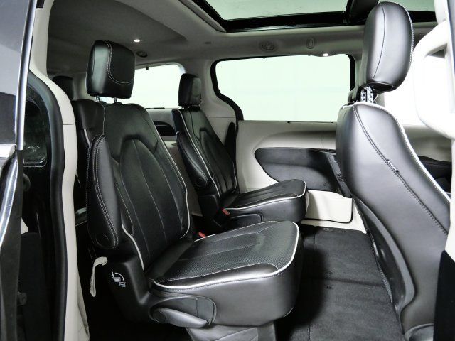 Used 2023 Chrysler Pacifica Limited FWD image 12