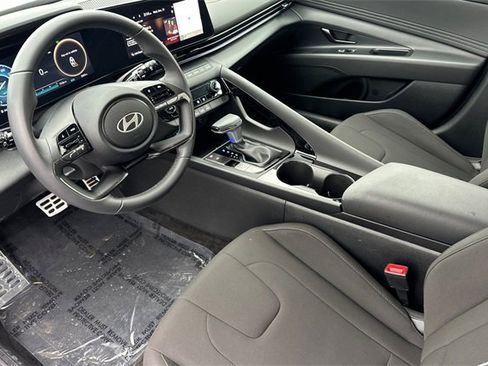 Used 2025 Hyundai Elantra SEL image 10