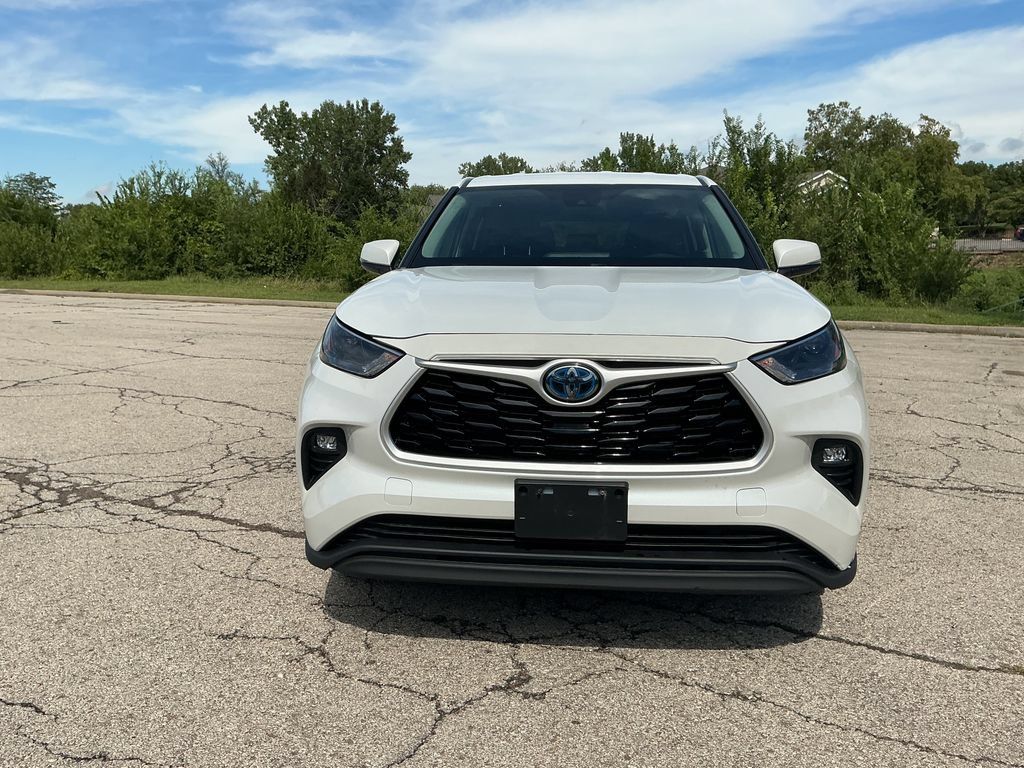 Used 2022 Toyota Highlander LE AWD/4WD image 2