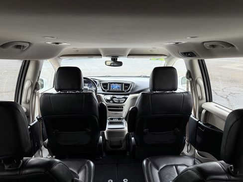 Used 2020 Chrysler Pacifica Touring-L image 10